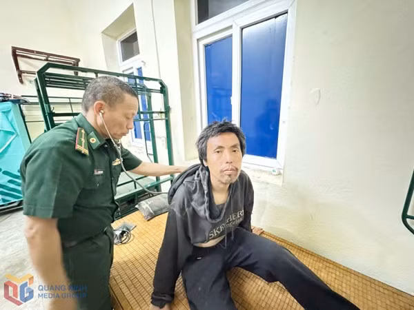 中国公民王爱辰在芒街国际边防站军医处接受治疗。照片：春雄- 省边防警卫队