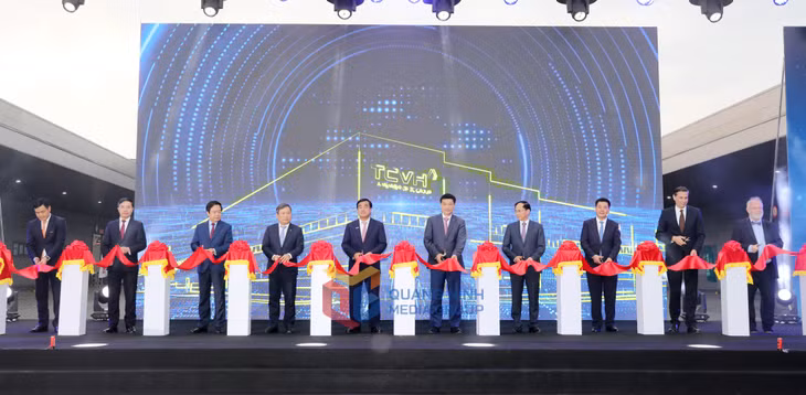 代表们在下龙市越兴工业园为越兴成功汽车工厂剪彩。图片来源：杜芳