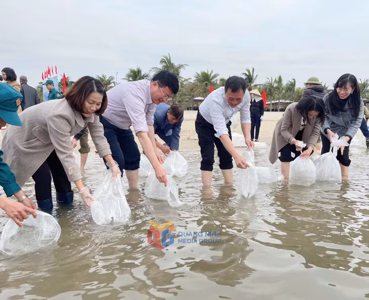代表和人民群众放养了约20万尾水产苗种。