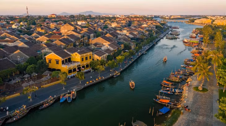 会安古城对游客有着神奇的吸引力。 Phố cổ Hội An thực sự có sức hút kỳ diệu đối với du khách.