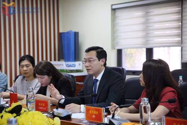 广宁省传媒中心主任阮世览发表讲话。