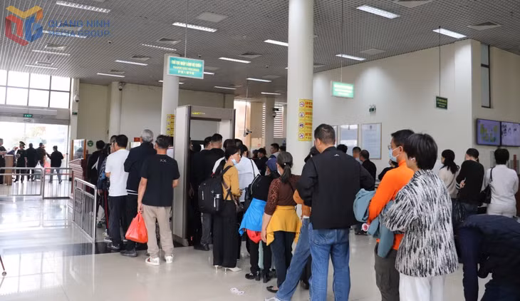 游客在芒街国际边境口岸办理入境手续。