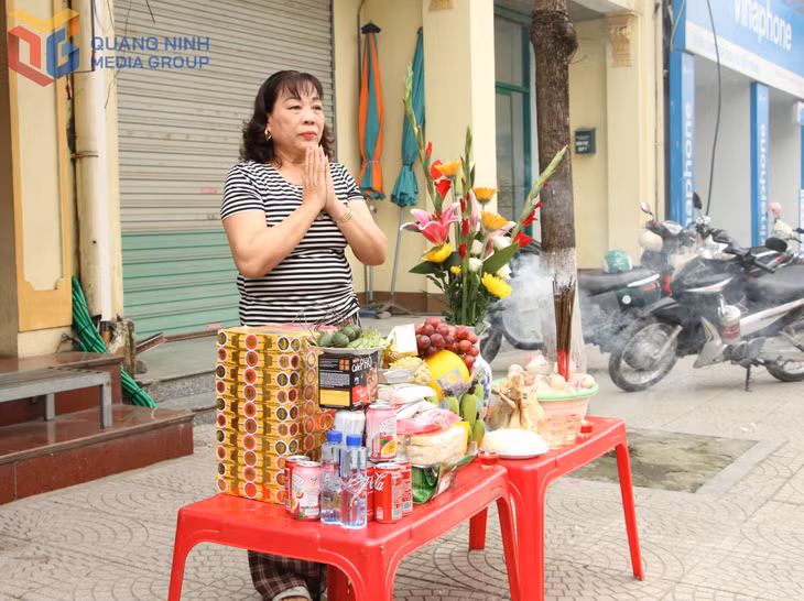 当地人真诚地在家里和邻里间举行仪式，缅怀那些在抗击外国侵略者、维护国家独立主权事业中做出贡献的英雄们。