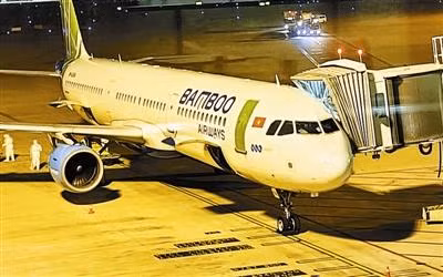 越南竹子航空首航班机停靠天津滨海国际机场廊桥 Chiếc máy bay đầu tiên của hãng hàng không Bamboo Airways Việt Nam đỗ cạnh cầu ống lồng Sân bay Quốc tế Tân Hải Thiên Tân