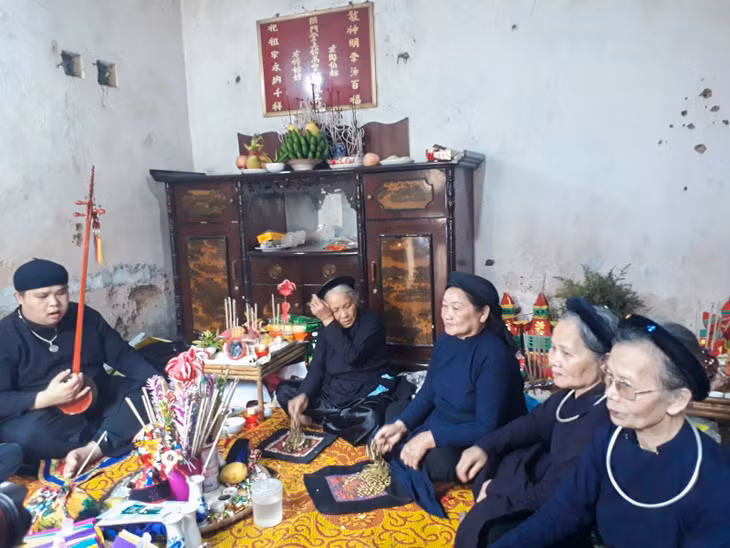 岱依族的传统天曲表演 Một buổi lễ thực hành Then truyền thống của người Tày