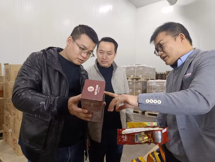 相关人员探讨“美庄”咖啡的品牌推广问题 Những người liên quan đang thảo luận về vấn đề quảng bá thương hiệu của lô cà phê Mê Trang
