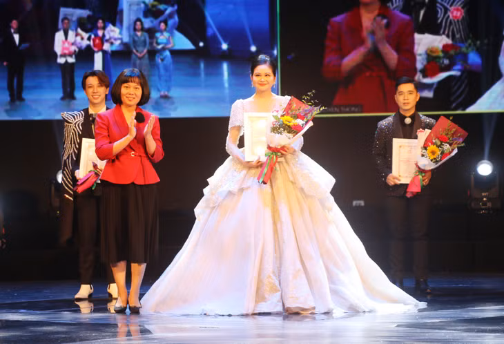 广宁省宣教部副部长范垂杨向荣获2022年中越歌曲演唱大赛国际总决赛一等奖的越南歌手 颁发奖状。
