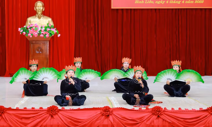 在多个社区举行天琴表演，丰富人们的精神生活 Các buổi diễn Then được tổ chức tại nhiều khu dân cư, làm phong phú đời sống tinh thần của người dân