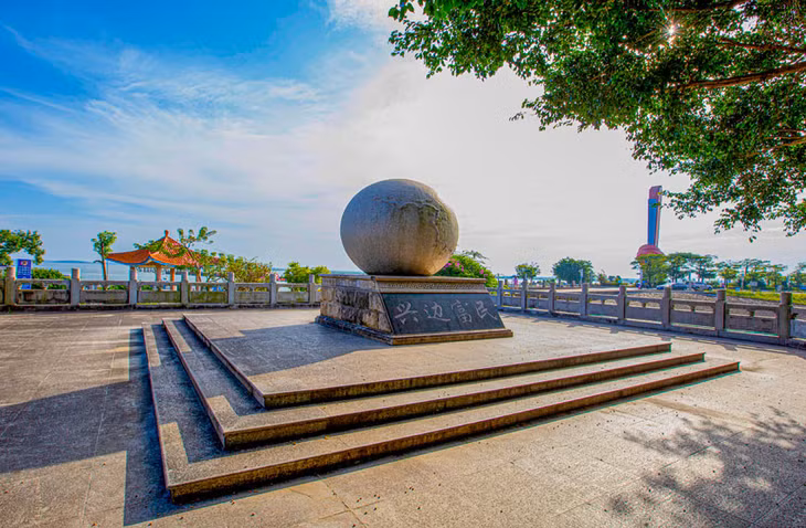 位于竹山村的广西沿边公路的零点纪念坛。东兴市融媒体中心供图 Cột mốc số 0 tuyến đường dọc biên giới Quảng Tây nằm tại thôn Trúc Sơn. Ảnh do Trung tâm Hội tụ truyền thông thành phố Đông Hưng cung cấp