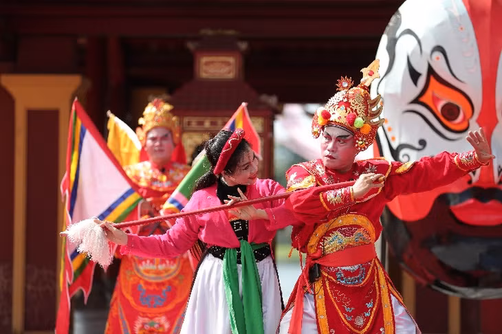 顺化宫廷㗰剧艺术极具表现力的动作 Những động tác mang tính biểu cảm cao của nghệ thuật tuồng cung đình Huế