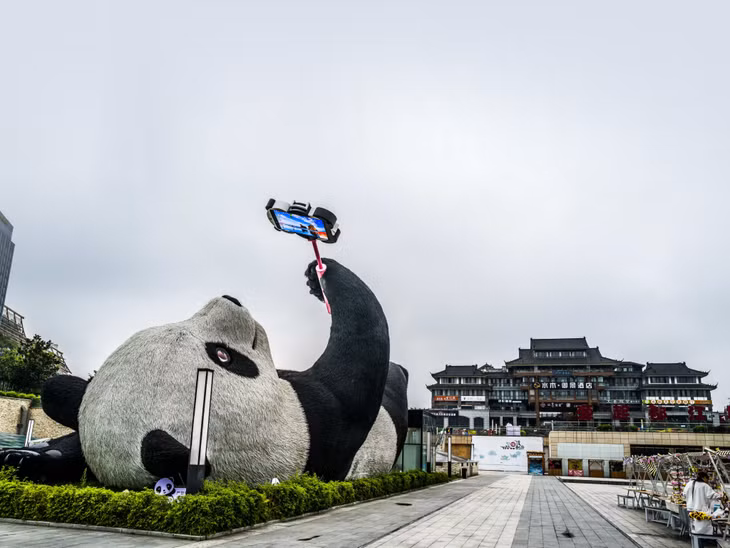 9月16日，成都都江堰仰天窝广场，著名设计师费洛伦泰因-霍夫曼设计的爱自拍的大熊猫巨型雕塑，栩栩如生（图/IC photo） Ngày 16/9, tại Quảng trường Ngưỡng Thiên Oa, Đô Giang Yển, Thành Đô, tác phẩm điêu khắc nghệ thuật chú gấu trúc thích chụp ảnh tự sướng khổng lồ do nhà thiết kế nổi tiếng Florentijn Hofman thiết kế sinh động như thật (ảnh/IC photo)