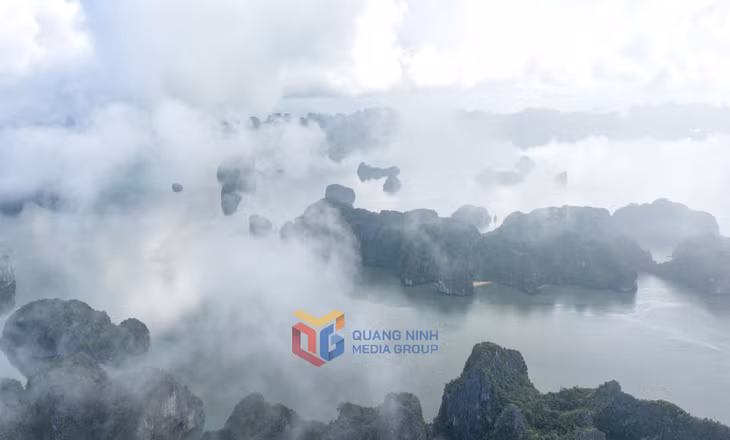 突如其来的雨水让下龙湾的景色更加神秘、梦幻。
