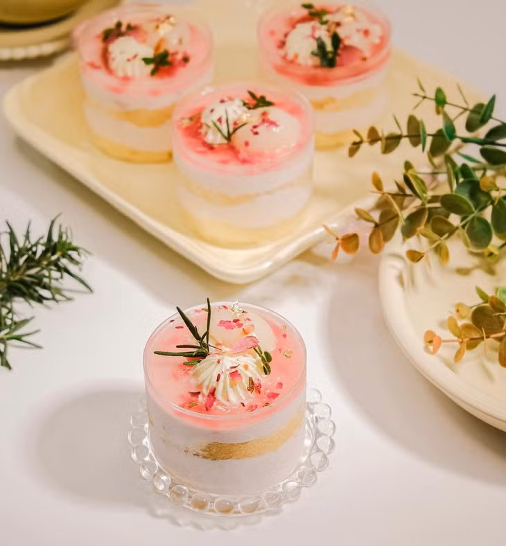 Bánh mousse vải hoa hồng