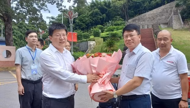 中国凭祥市市长贾耀峰在友义关口岸献花并欢迎广宁省代表团。