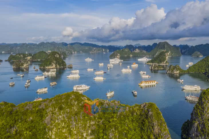 这个季节，天空和海水都是蓝色的，为游客探索下龙湾的神奇美景创造了理想的环境。