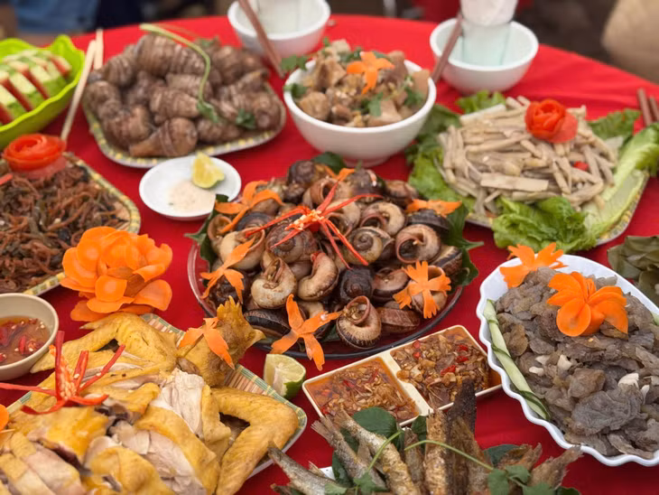 前往白云瀑布旅游时，独特的当地美食吸引着众多游客。