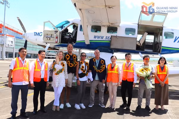 旅游团在云屯国际机场合影。