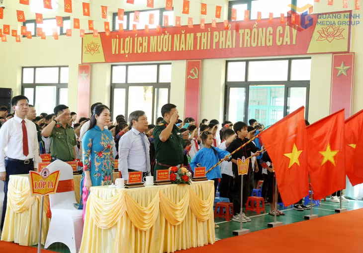 越共中央委员、广宁省委书记、省国会代表团团长武大胜与海山中小学校代表、师生参加升国旗仪式。