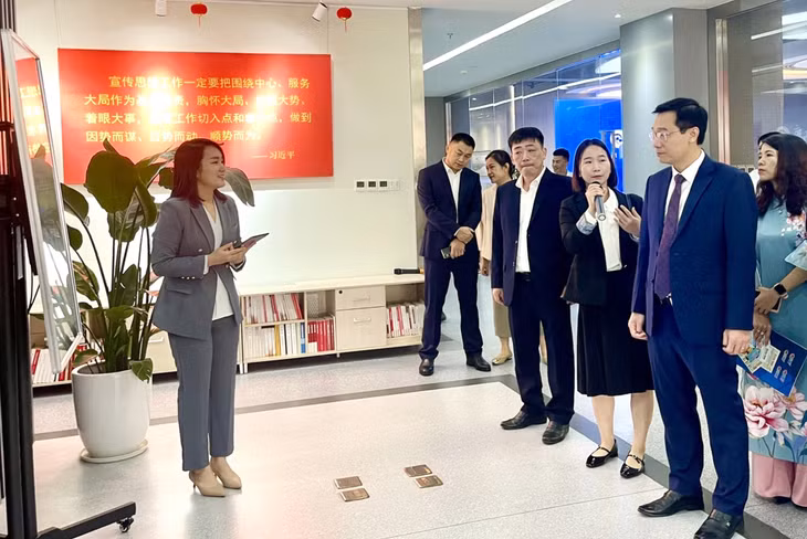 越南广宁省传媒中心代表团参访中国广西日报传媒集团总部（2024年11月）。 Đoàn công tác Trung tâm Truyền thông tỉnh Quảng Ninh tham quan trụ sở làm việc của Tập đoàn Truyền thông Nhật báo Quảng Tây (Trung Quốc) (11/2024).