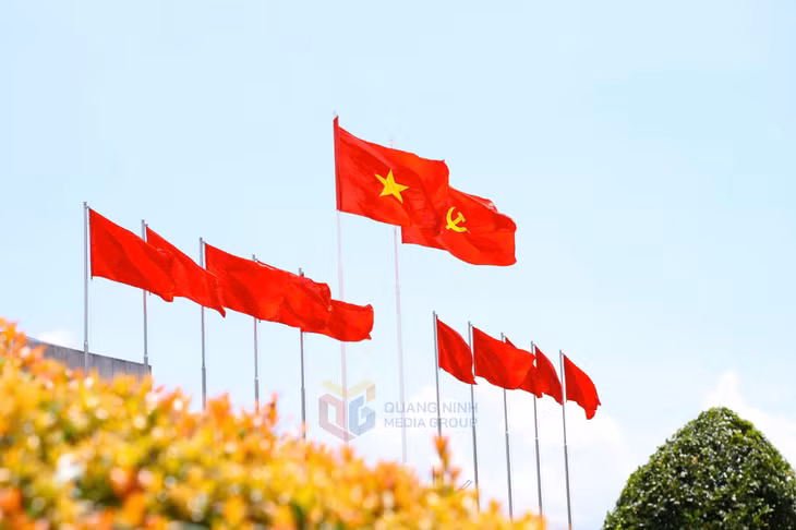 现场气氛热烈，对2025年至2030年任期的第十六次省党代会充满信心。