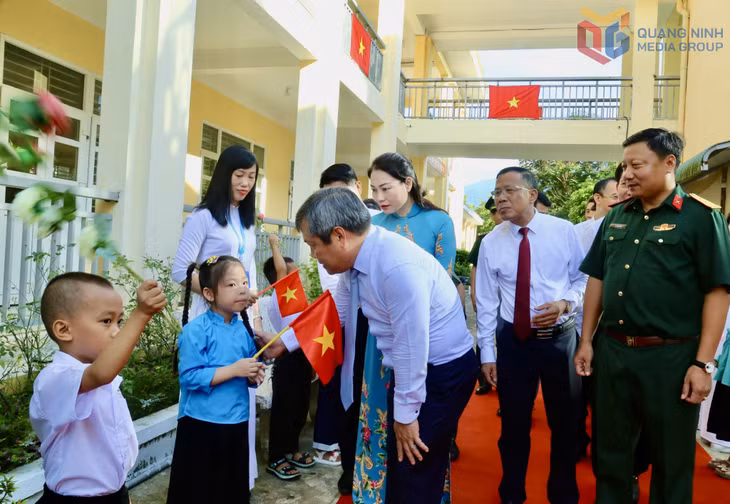广宁省委书记武大胜与学生亲切交谈。
