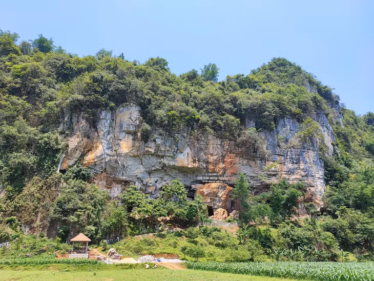谅山世界地质公园内的平嘉县新文乡谭渠-谭海洞考古遗址。 Di chỉ khảo cổ hang Thẩm Khuyên - Thẩm Hai, xã Tân Văn, huyện Bình Gia, nằm trong Công viên địa chất toàn cầu UNESCO Lạng Sơn.