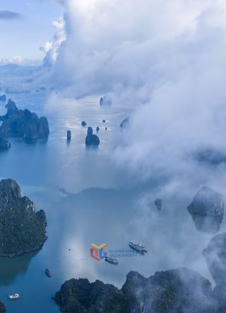云雾笼罩群山，景色如画，令人流连忘返。