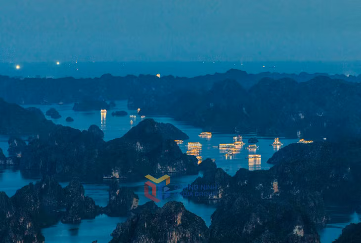 每当夜幕降临，夜宿船只的灯光倒映在水面上，呈现出一幅如诗如画的水墨画景象。