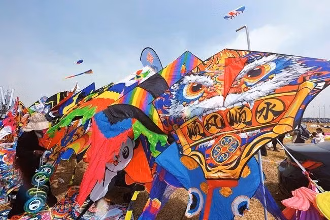 国潮醒狮把“顺风顺水”的期盼写在天上。乔姝 摄 Sư tử phong cách Trung Quốc mang ước muốn "mưa thuận gió hòa". Ảnh: Kiều Thù
