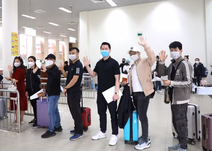 游客来到广宁。