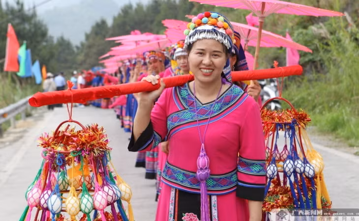 挑蛋笼上山。 Gánh lồng trứng lên núi.