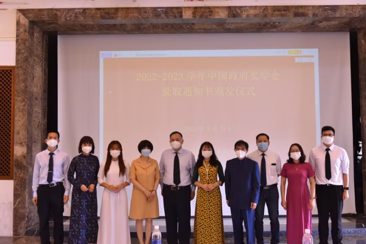 中国驻越南大使馆、越南教育和培训部、河内国家大学下属人文与社会科学大学领导与越南赴华留学生代表合影。 Lãnh đạo Đại sứ quán Trung Quốc tại Việt Nam, Bộ Giáo dục và đào tạo Việt Nam, Đại học Khoa học Xã hội và Nhân văn thuộc Đại học Quốc gia Hà Nội chụp ảnh chung với đại diện lưu học sinh Việt Nam sẽ du học tại Trung Quốc.
