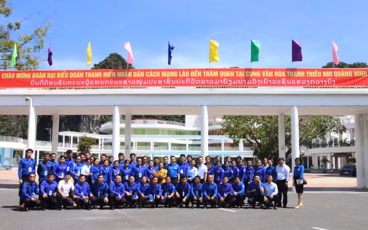 老挝革命人民青年代表团和胡志明共青团广宁省委员会青年在广宁青少儿文化宫合影留念。