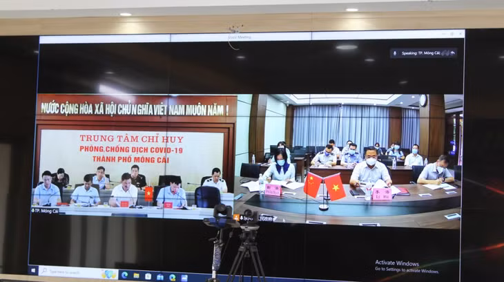 越南芒街市与中国东兴市举行视频会谈。