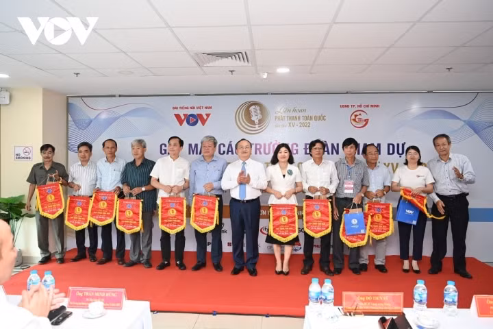 越南电视台总经理给参加全国广播节的单位授予留念旗。