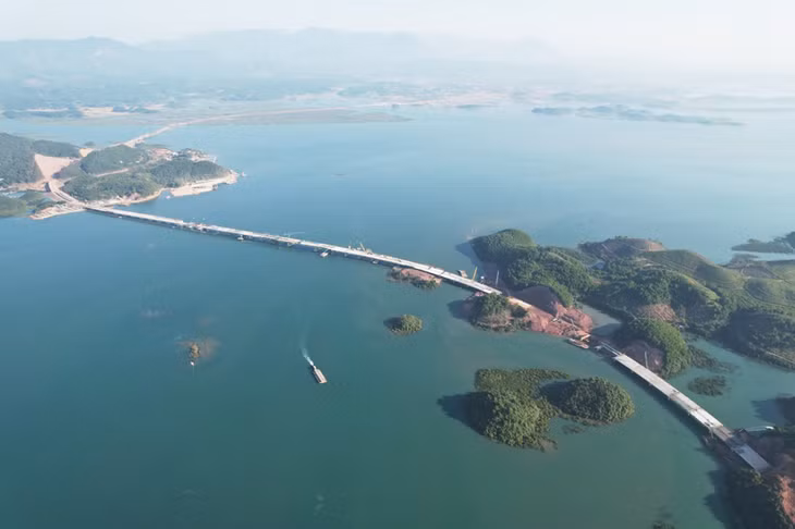云仙桥是云屯—芒街高速公路上的32座桥梁中最大的一座，同时也是广宁省迄今为止最长的桥梁。