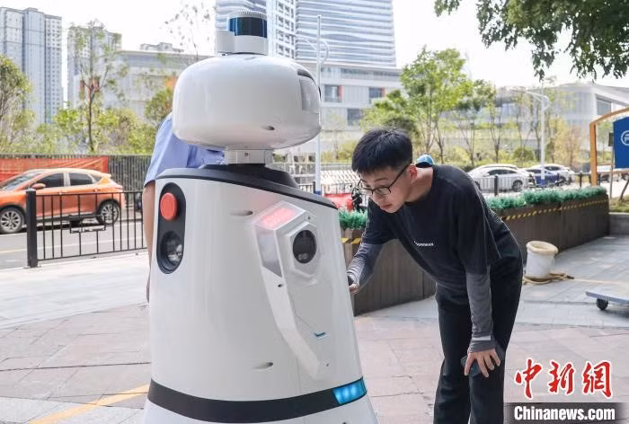 游人与智慧警用机器人互动。杨舒涵 摄 Du khách tương tác với robot cảnh sát thông minh. Ảnh: Dương Thư Hàm chụp