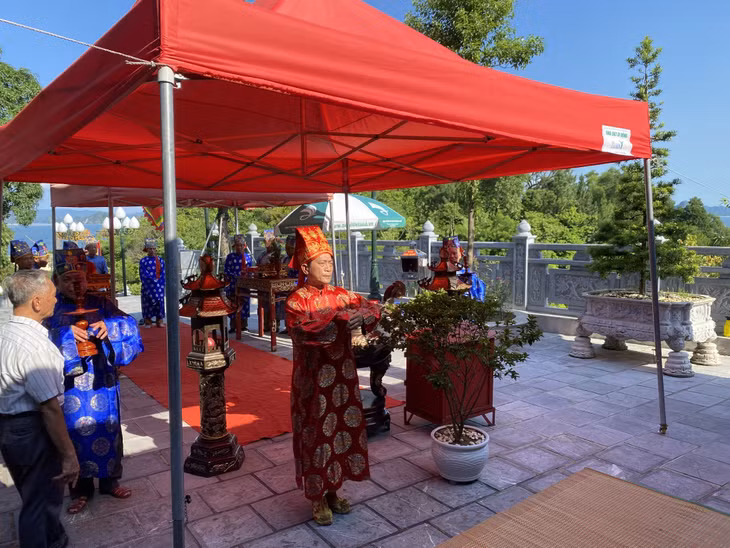 翁门祠庙会组委会为庙会仪式举行彩排。