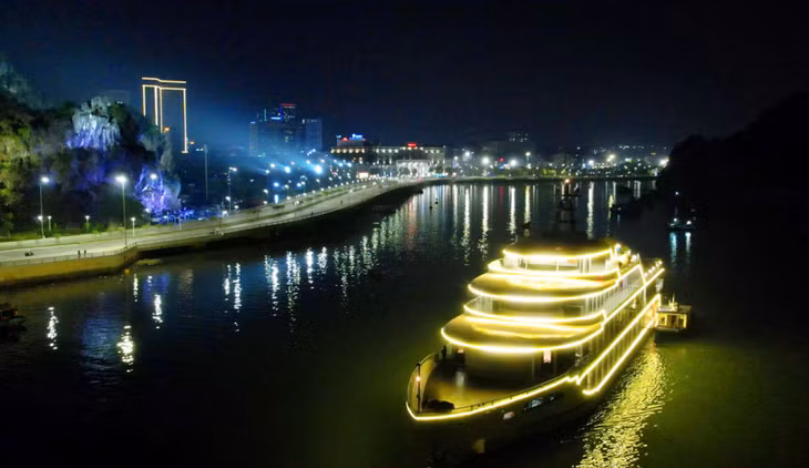 夜间参观下龙湾的游船是广宁省新旅游产品。
