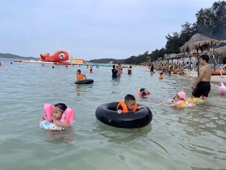 2022年夏季姑苏县各海水浴场吸引众多游客。