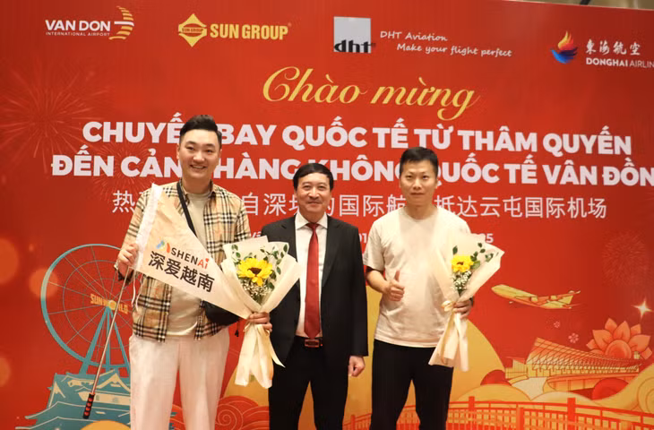 中国游客跟云屯特区领导合影留念。