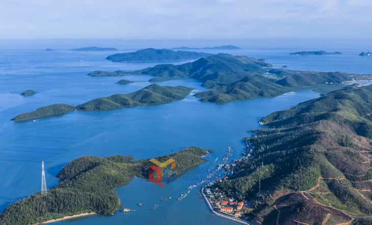 从高处俯瞰，玉暈岛就像一幅群山、大海和宁静渔村和谐共存的图画。