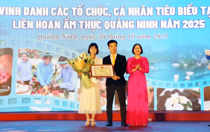 组委会向在2025年广宁美食节中获得特别奖的厨师们致以表彰与荣誉。