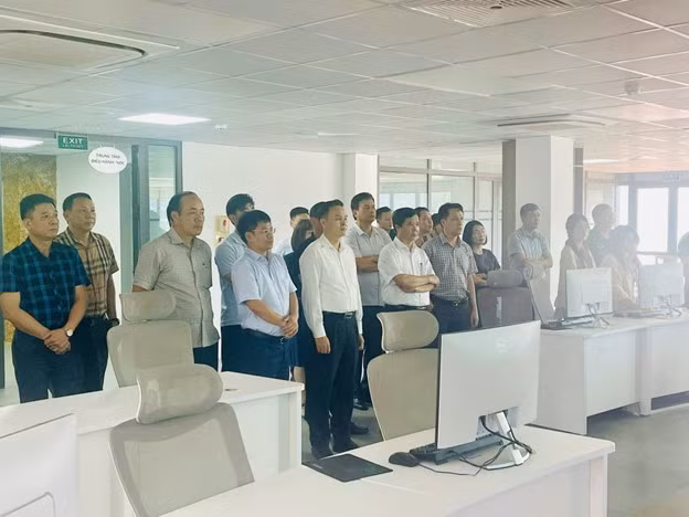 广宁省工作代表团考察学习了谅山省智慧边境口岸模式的经验。