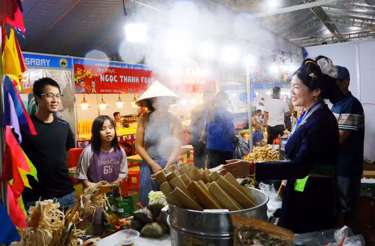 西北土特产吸引众多游客。