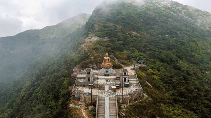 在神圣的安子山脉上，安子-永严-昆山-劫泊遗迹群宛如一幅壮丽的自然画卷 Trên dãy núi Yên Tử linh thiêng, Quần thể di tích và danh thắng Yên Tử – Vĩnh Nghiêm – Côn Sơn, Kiếp Bạc hiện lên như bức tranh thiên nhiên hùng vĩ