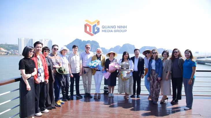 广宁省文化体育旅游厅领导向意大利媒体代表团赠送鲜花表示欢迎。代表团成员包括著名记者、摄影记者和知名意见领袖。