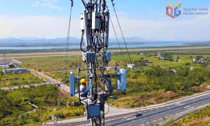 广宁Viettel分公司技术人员正在安装5G基站，以确保全省重点区域的5G网络覆盖。