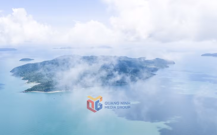 秋天，白云懒洋洋地飘过天空，使玉暈岛的景色更加诗意迷人。