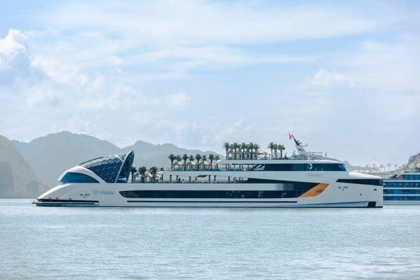 海豚号游艇全景。